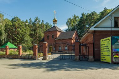 Güneşli bir günde Aziz Niklas Kilisesi. Fotoğraf Chelyabinsk, Rusya 'da çekildi..