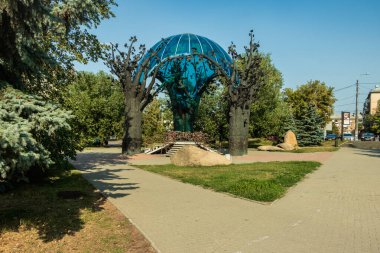 Aşk Küresi adında heykel bir kompozisyon..