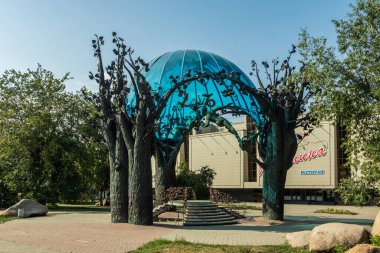 Aşk Küresi adında heykel bir kompozisyon..