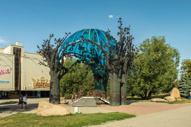 Aşk Küresi adında heykel bir kompozisyon..