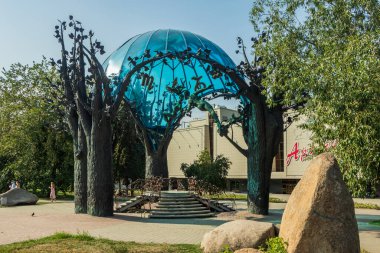 Aşk Küresi adında heykel bir kompozisyon..