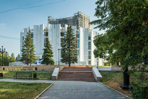 チェリャビンスク州立学術演劇劇場の建物はN・オルロフにちなんで名付けられた。. — ストック写真