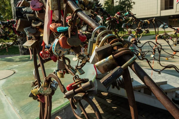 A large number of various padlocks left by the newlyweds as a sign of their love. — Stock Photo, Image