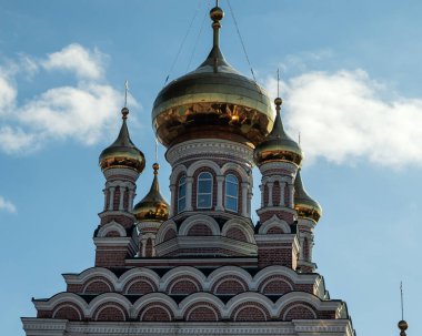 Kungur 'daki Aziz Niklas Tapınağı' nın kubbesi bulutlu gökyüzünün arka planına karşı.