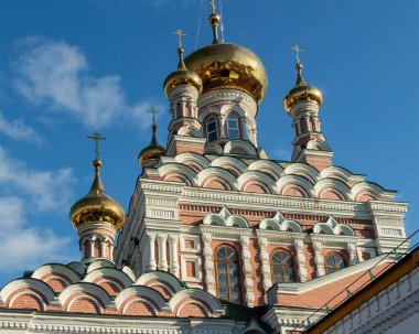 Gökyüzünün arka planına karşı Kungur 'daki Aziz Nicholas Tapınağı.