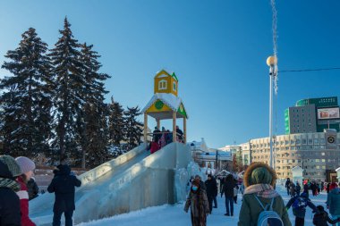 Chelyabinsk, Rusya - 05 Ocak 2021. Şehrin merkezindeki buz kasabası..