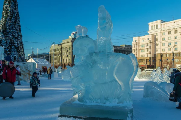 Chelyabinsk, Rusya - 05 Ocak 2021. Şehir merkezindeki bir meydanda buz heykeli duruyor..
