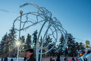 Chelyabinsk, Rusya - 05 Ocak 2021. Buz kasabasında çiçek desenli çelenkler.