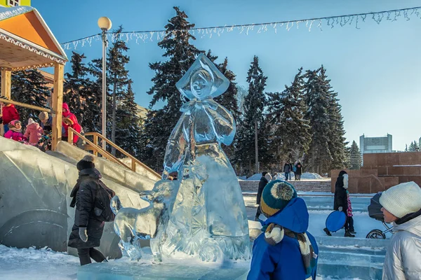 Chelyabinsk, Rusya - 05 Ocak 2021. Şehir merkezindeki bir meydanda buz heykeli duruyor..
