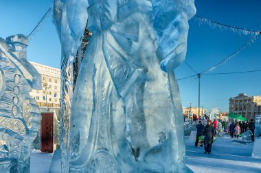Chelyabinsk, Rusya - 05 Ocak 2021. Şehir merkezindeki bir meydanda buz heykeli duruyor..