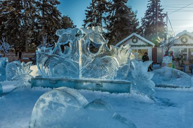 Chelyabinsk, Rusya - 05 Ocak 2021. Şehir merkezindeki bir meydanda buz heykeli duruyor..