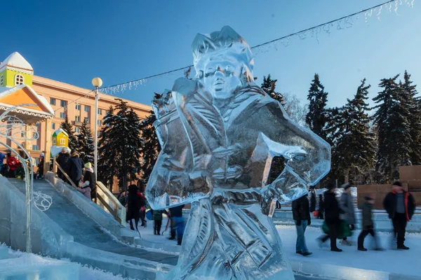 Chelyabinsk, Rusya - 05 Ocak 2021. Şehir merkezindeki bir meydanda buz heykeli duruyor..