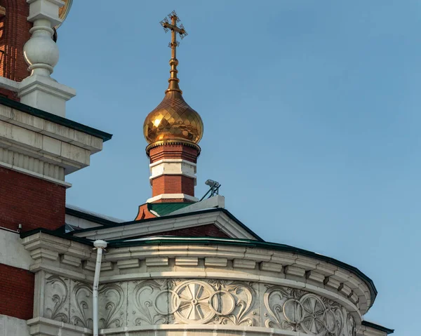 Domes of the Temple in honor of the Holy Great Martyr George the Victorious. — Stock Photo, Image