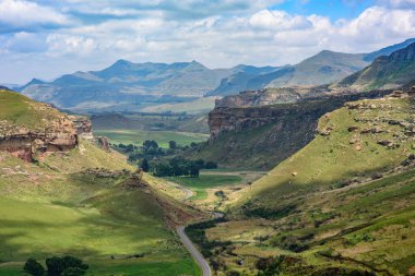 Golden Gate Highlands Ulusal Parkı 'ndaki vadiden geçen bir yola bakıyorum. Güney Afrika, Clarens yakınlarındaki Brandwag Buttress (Sentinel) kayasının tepesinden görüldü.