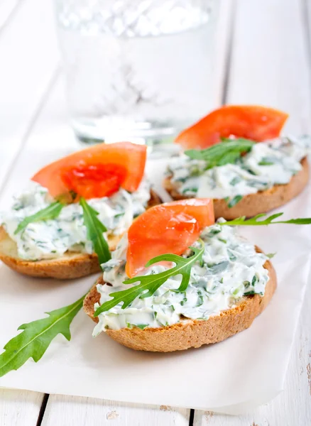 Bruschetta with cheese and rocket spread — Stock Photo, Image