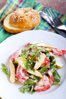 tavuk, roka ve domates salatası 