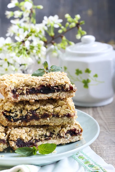 Date and oat bars