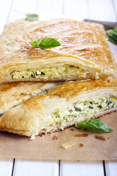 Peynirli ve ıspanaklı börek — Stok fotoğraf