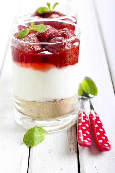 Weichkäse und Erdbeerdessert — Stockfoto