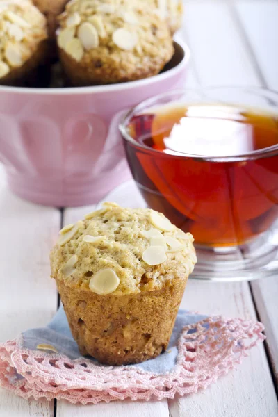Muffin di mandorle e fichi e tazza di tè — Foto Stock
