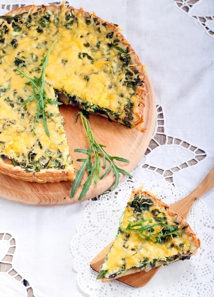 Rocket and mushroom tart — Stock Photo, Image