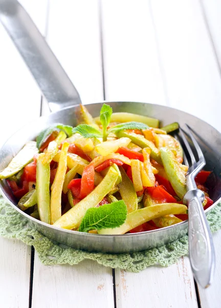 Stegt courgette, tomatforretter - Stock-foto