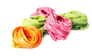 taze çiğ renkli makarna yaptı