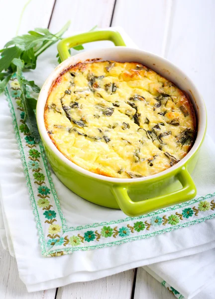 Gratin mit Käse und Rucola — Stockfoto