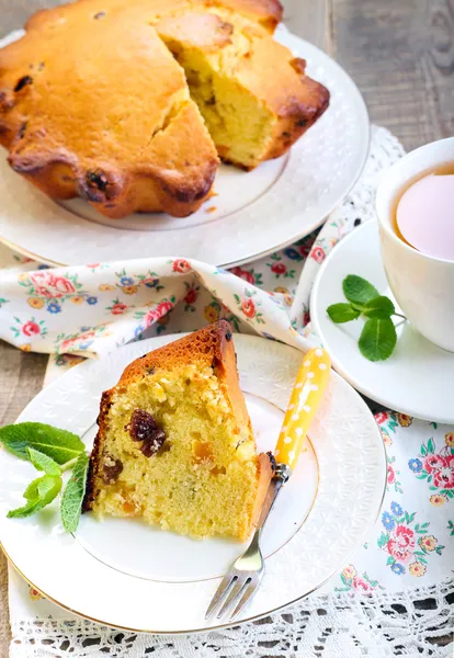 Raisin & gâteau sec à l'abricot et thé — Photo