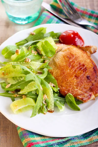Gebakken pork chop en salade — Stockfoto
