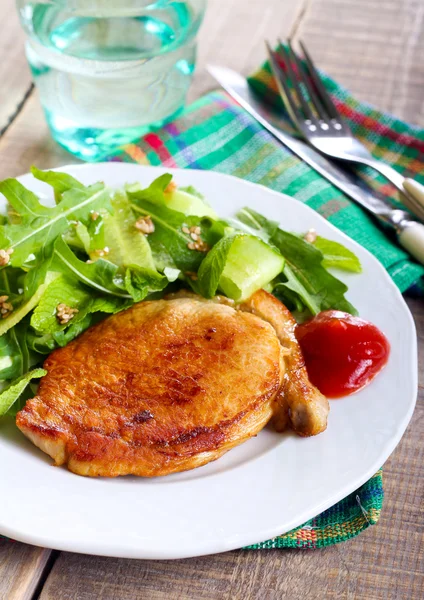 Gebakken pork chop en salade — Stockfoto