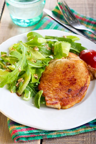 Fried pork chop and salad — Stock Photo, Image
