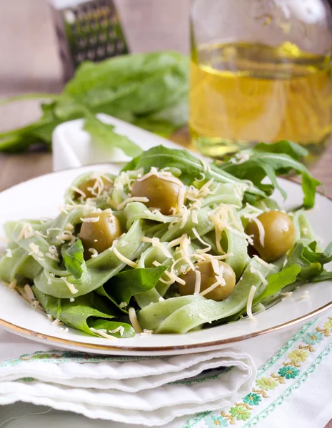 Spinazie pasta met olijven — Stockfoto