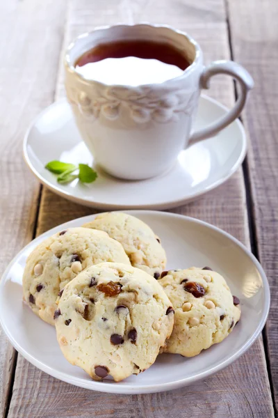 Double chocolate chip cookies och kopp te — Stockfoto