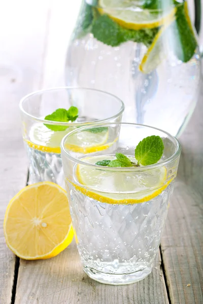 Lemon and mint fizz — Stock Photo, Image