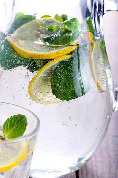 Lemon and mint fizz — Stock Photo, Image