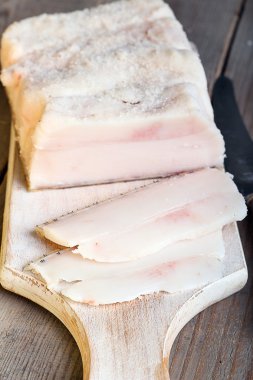 Tuzlanmış domuz yağı parçası 