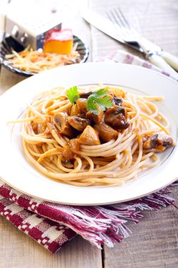 Kepekli spagetti ve mantar 