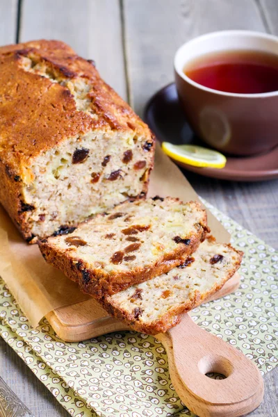 Äpple och russin sönder tårta — Stockfoto