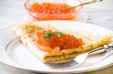 Kırmızı havyar, somon ile ince gözleme 