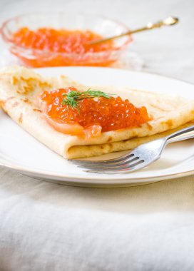 Kırmızı havyar ve somon ile ince gözleme 