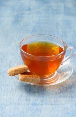 fincan çay ve bisküvi