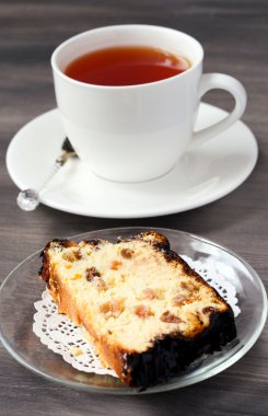 Peynirli kuru üzüm ve şekerlenmiş kabuğu ve çay ile dilim