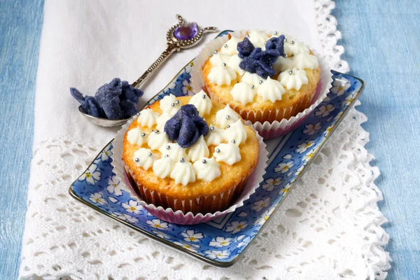 Cupcakes con flores violetas confitadas — Foto de Stock