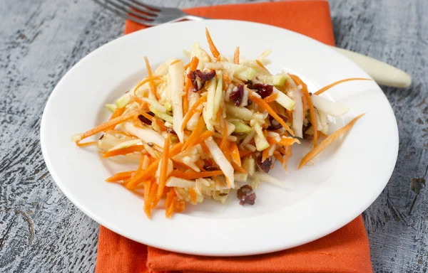 Salada de cenoura, couve-rábano, maçã e arando — Fotografia de Stock