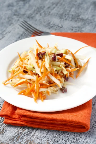 Salada de cenoura, couve-rábano, maçã e arando — Fotografia de Stock