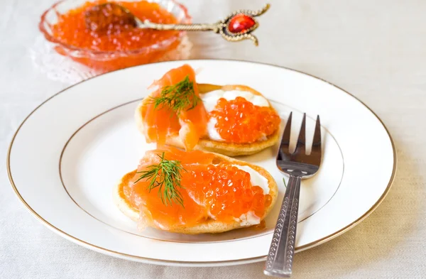 Panquecas com caviar vermelho, salmão e queijo — Fotografia de Stock