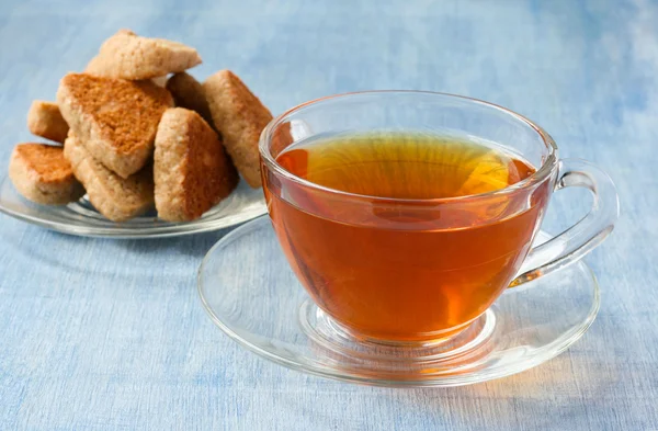 Cup of tea and biscuits on the background — Stock Photo, Image