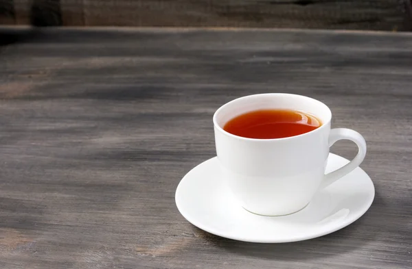 Xícara de chá na superfície da madeira — Fotografia de Stock