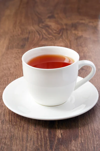 Φλιτζάνι τσάι σε ξύλινη επιφάνεια — Φωτογραφία Αρχείου